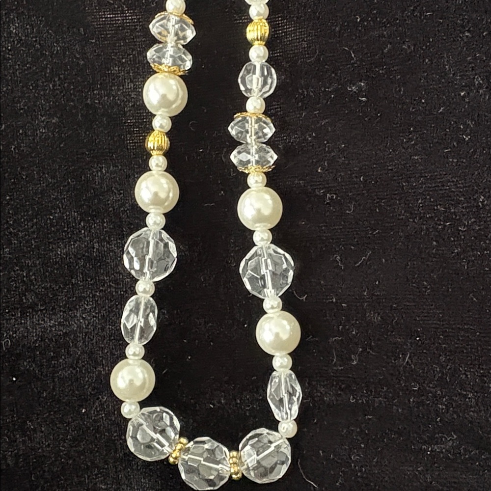 Elegant Pearl and Crystal Beaded Necklace